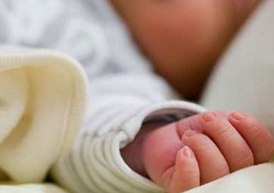 كيف تحمي طفلك من مخاطر النوم على بطنه